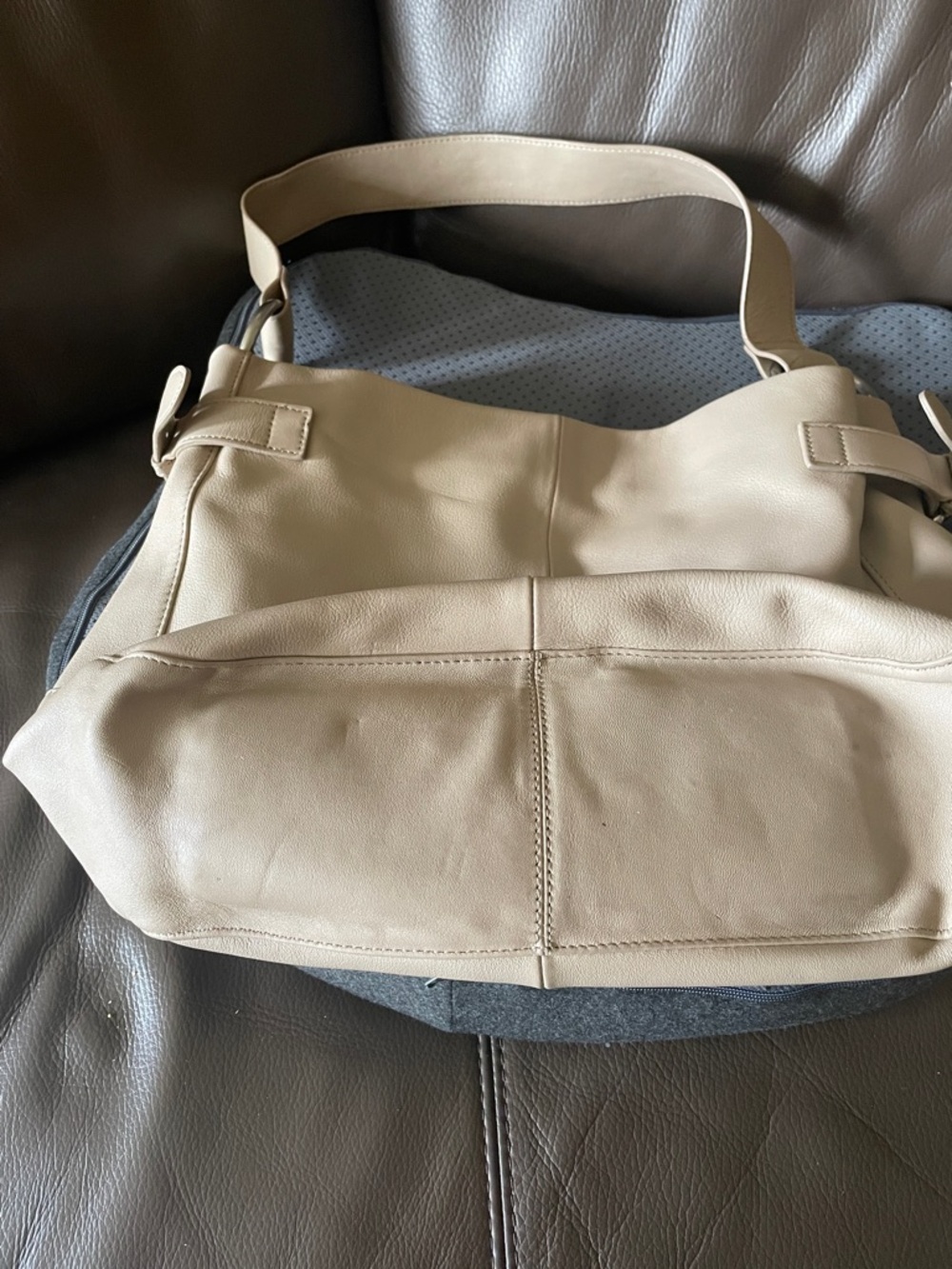 Elegant Cream Leather Shoulder Bag - Picture 12 of 12